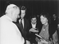 Kay Kelly at the audience to John Paul II