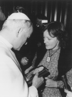 Kay Kelly at the audience to John Paul II